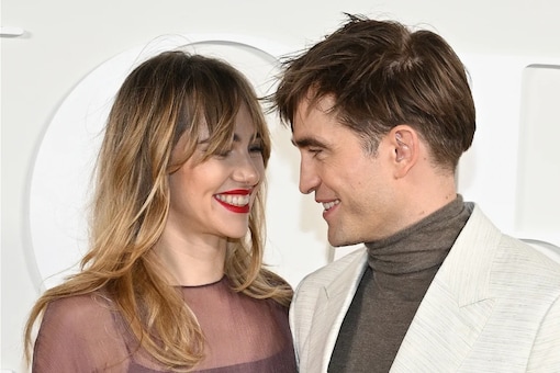  Robert Pattinson & Suki Waterhouse started dating in 2018.